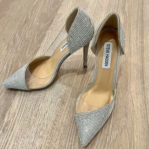 STEVE MADDEN
MARBELA PUMP

Color: Silver Metallic
Size: 6
Width: Me